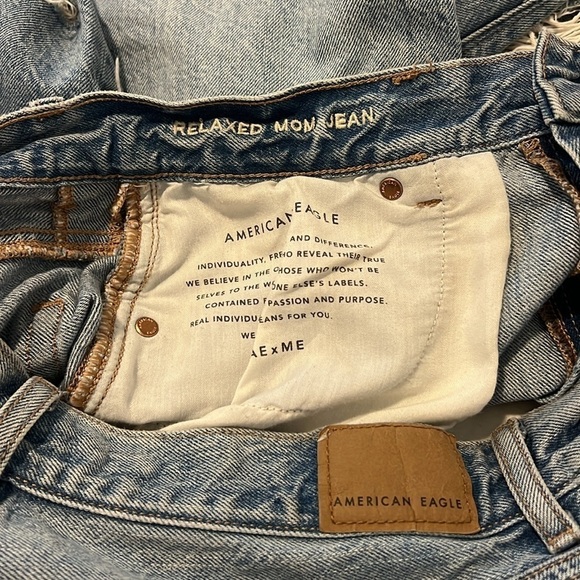 American Eagle Relaxed Mom Jeans Size 4 Destructed High Waist Light Wash - Picture 9 of 14